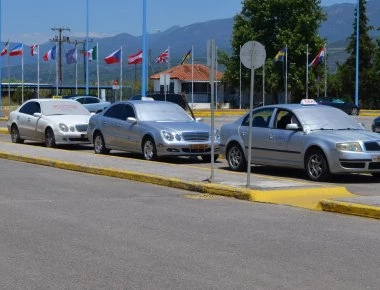Απίθανη σκηνή: Μπουνιές και κλωτσιές ανάμεσα σε δύο ταξιτζήδες για μια θέση στην πιάτσα του αεροδρομίου! (βίντεο)